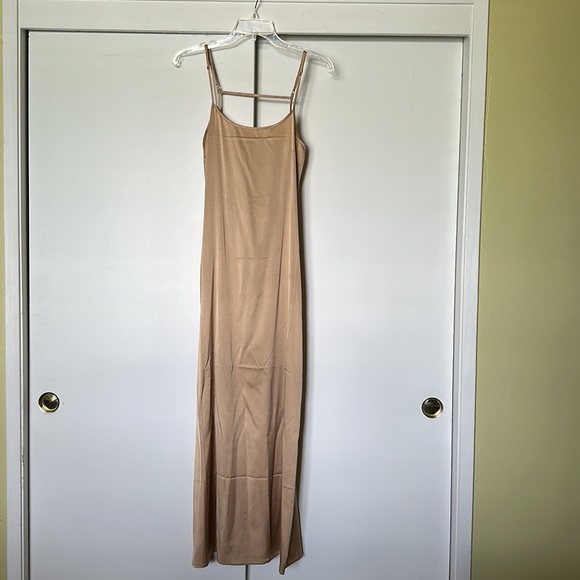 Skims SILK LONG SLEEP SLIP in HONEY - Picture 5 of 7